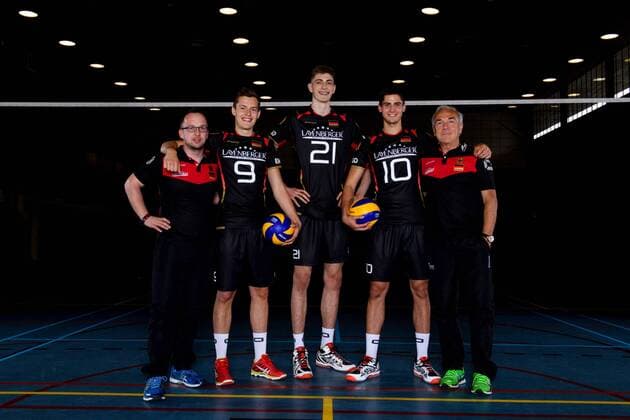 03.06.2015, Sportcentrum Papendal, Papendal Volleyball, Fotoshooting Nationalmannschaft Männer Maenner Jan Kahlenbach (Teammanager Scout GER), Jan Zimmermann ( 9 GER), Tobias Krick ( 21 GER), Moritz Reichert ( 10 GER), Fons Vranken (Athletiktrainer GER)