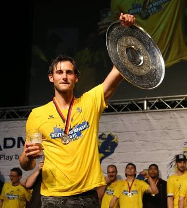 DKB-Handball-Bundesliga - Saison 2015-2016 - 05.06.2016 - Rhein Neckar Löwen - Meisterfeier mit Public Viewing - Mannheim v. l. Riesige Freude bei den RNL als sie gemeinsam mit den Fans im alten Eisstadion am Friedrichspark die erste Deutsche Meisterschaft feiern konnten. Uwe Gensheimer konnte mehreren Bierduschen der Mitspieler nicht entgehen. Pitschnass präsentiert er die Meisterschale. Aktion, Zweikampf -