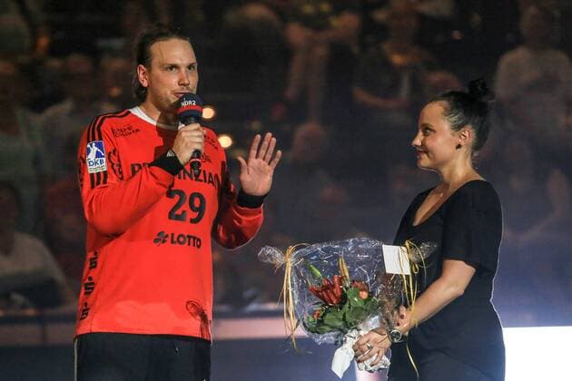 Kiel, Sparkassen Arena, Handball, 1. Bundesliga, DHB Pokal , Saison 2015 2016, THW Kiel - TVB 1898 Stuttgart, Abschied von Nikolas Katsigiannis (THW) mit Freundin Verena