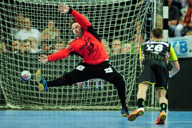 Kiel, Sparkassen Arena, Handball, 1. Bundesliga, DHB Pokal , Saison 2015 2016, THW Kiel - TVB 1898 Stuttgart, Siebenmeter, Nikolas Katsigiannis (THW) , Michael Spatz(Stuttgart)