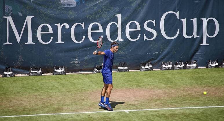 Stuttgart Tennis MercedesCup 2016: Training Roger Federer (CH) trainiert, Schatten, Feature, Beine, Ball, Tennisball, Schläger, Tennisschläger
