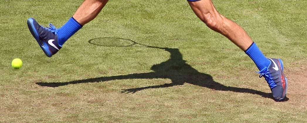 Bilder des Tages - SPORT Stuttgart Tennis MercedesCup 2016: Training Roger Federer (CH) trainiert, Schatten, Feature, Beine, Ball, Tennisball, Schläger, Tennisschläger