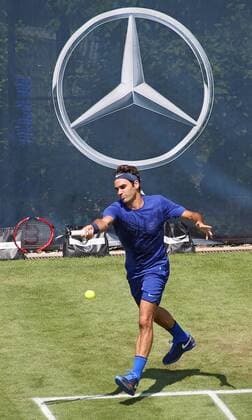 Stuttgart Tennis MercedesCup 2016: Training Roger Federer (CH) trainiert, Schatten, Feature, Beine, Ball, Tennisball, Schläger, Tennisschläger