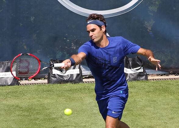 Stuttgart Tennis MercedesCup 2016: Training Roger Federer (CH) trainiert, Schatten, Feature, Beine, Ball, Tennisball, Schläger, Tennisschläger