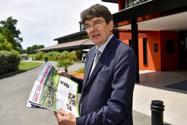 Fußball, EURO 2016, Quartier der Nationalmannschaft Belgiens in Le Pian-Medoc Illustration picture shows the hotel owner reading the EK-gids special of Het Nieuwsblad ahead of the upcoming Euro 2016 UEFA European Championship EM Europameisterschaft in France, on Monday 06 June 2016, in Bordeaux, France. DIRKxWAEM  x04866517x