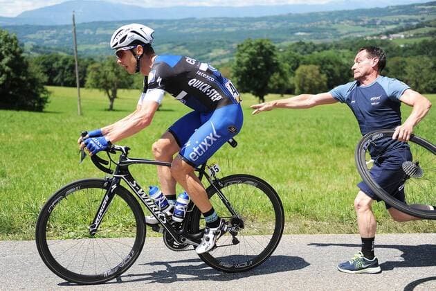 Themen der Woche - SPORT Bilder des Tages - SPORT Radsport, Criterium du Dauphine, 1. Etappe, Tony Martin mit Reifenschaden Tony MARTIN ( GER Etixx - Quick Step ) mit Defekt Reifenschaden - Aktion - Rennszene - Querformat - quer - horizontal - Event Veranstaltung: 68. Criterium du Dauphine - Stage 1 1.Etappe: Cluses to nach Saint Vulbas 186.0 km - Location Ort: France Frankreich - Europa Europa - Date Datum: 06.06.2016