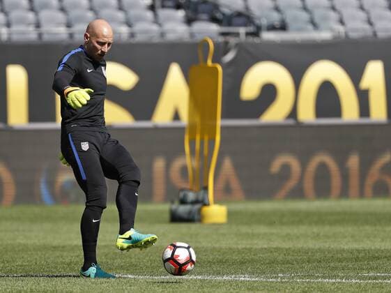United States goalkeeper Brad Guzan (1) kicks the ball during training session one day before the Copa America Centenario Group A match against Costa Rica at the Soldier Field in Chicago, Illinois, USA, 6 June 2016. Copa America Centenario U.S. soccer team training session !ACHTUNG: NUR REDAKTIONELLE NUTZUNG!  CHI07 20160607-636008552744555450