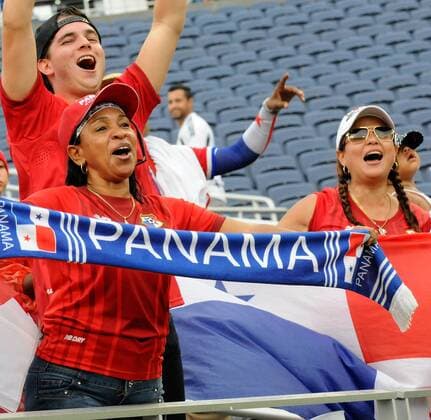 Supporters of Panama s national team Nationalteam wait for the beggining of the game under the rain, due to the pass of the tropical storm Colin, before the Copa America Centenario 2016 match between the national teams of Bolivia and Panama at the Camping World stadium in Orlando, Florida, USA, 06 june, 2016. Authorities decided to keep up the match despite the threat posed by the passage of Tropical Storm Colin by the northern state of Florida. BOLIVIA VS. PANAMA !ACHTUNG: NUR REDAKTIONELLE NUTZUNG!  FLO20 20160607-636008578884186435