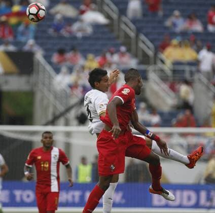 Bolivia s Diego Bejarano (back) fights for the ball with Panama s Oderick Miller (front) during their Copa America Centenario 2016 match at the Camping World stadium in Orlando, Florida, USA, 06 june, 2016. BOLIVIA VS. PANAMA !ACHTUNG: NUR REDAKTIONELLE NUTZUNG!  FLO31 20160607-636008596460612833