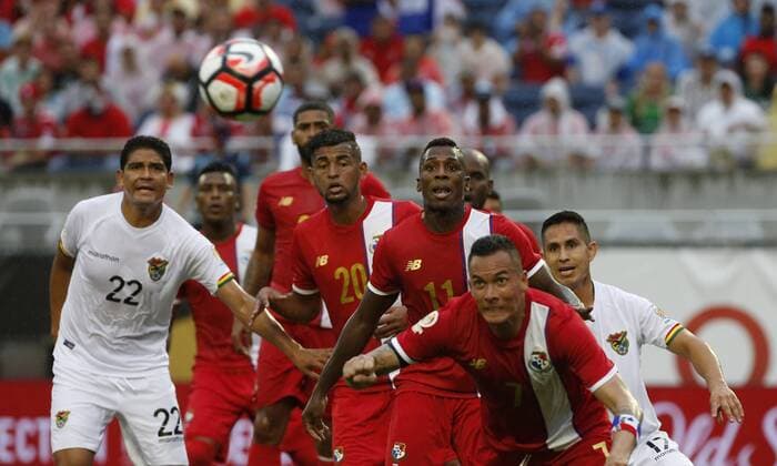 Panama s Blas Perez (R) fights for the ball with Bolivia s Edwuard Zenteno (L), during their Copa America Centenario 2016 match at the Camping World stadium in Orlando, Florida, USA, 06 june, 2016. BOLIVIA VS. PANAMA !ACHTUNG: NUR REDAKTIONELLE NUTZUNG!  FLO49 20160607-636008639727702216