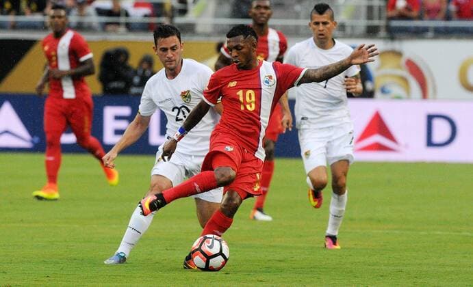 Bolivia s Fernando Saucedo (L) fights for the ball with Panama s Alberto Quintero (c), during their Copa America Centenario 2016 match at the Camping World stadium in Orlando, Florida, USA, 06 june, 2016. BOLIVIA VS. PANAMA !ACHTUNG: NUR REDAKTIONELLE NUTZUNG!  FLO44 20160607-636008640354198216
