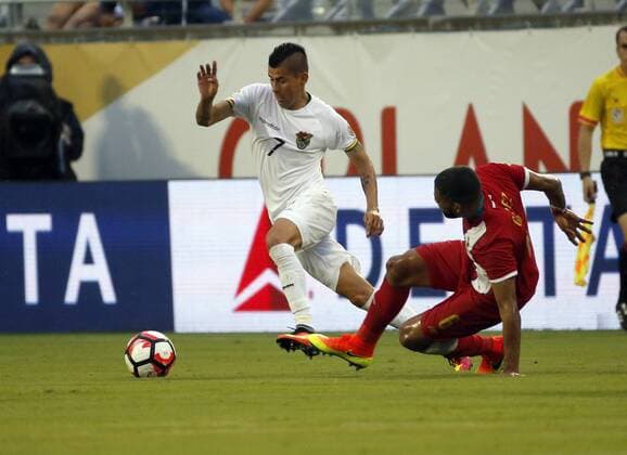 Bolivia s Carlos Arce (L) fights for the ball with Panama s Gabriel Gomez (R), during their Copa America Centenario 2016 match at the Camping World stadium in Orlando, Florida, USA, 06 june, 2016. BOLIVIA VS. PANAMA !ACHTUNG: NUR REDAKTIONELLE NUTZUNG!  FLO43 20160607-636008640980226216