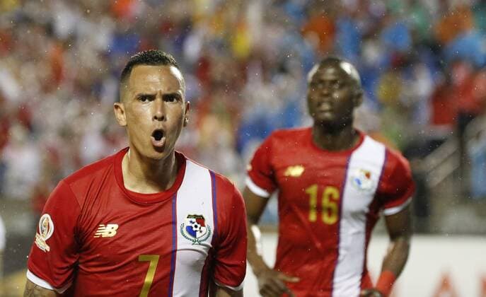Panama s Blas Perez (L) celebrates after scoring a goal against Bolivia, during their Copa America Centenario 2016 match at the Camping World stadium in Orlando, Florida, USA, 06 june, 2016. BOLIVIA VS. PANAMA !ACHTUNG: NUR REDAKTIONELLE NUTZUNG!  FLO39 20160607-636008658487329121