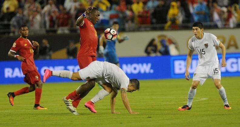 Bolivia s players Marvin Bejarano (L) and Pedro Azogue (C) fight for the ball with Panama s Luis Tejada, during their Copa America Centenario 2016 match at the Camping World stadium in Orlando, Florida, USA, 06 june, 2016. BOLIVIA VS. PANAMA !ACHTUNG: NUR REDAKTIONELLE NUTZUNG!  FLO77 20160607-636008707204589751