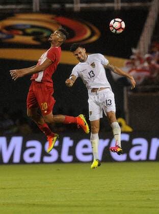 Bolivia s Alejandro Melean (R), fights for the ball with Panama s Anibal Godoy, during their Copa America Centenario 2016 match at the Camping World stadium in Orlando, Florida, USA, 06 june, 2016. BOLIVIA VS. PANAMA !ACHTUNG: NUR REDAKTIONELLE NUTZUNG!  FLO65 20160607-636008708486753751