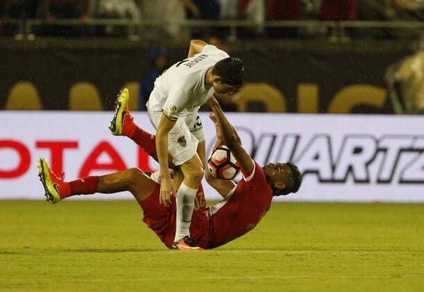 Panama s Anibal Godoy (R) fights for the ball with Bolivia s Nelson Cabrera (L), during their Copa America Centenario 2016 match at the Camping World stadium in Orlando, Florida, USA, 06 june, 2016. BOLIVIA VS. PANAMA !ACHTUNG: NUR REDAKTIONELLE NUTZUNG!  FLO72 20160607-636008713525553751