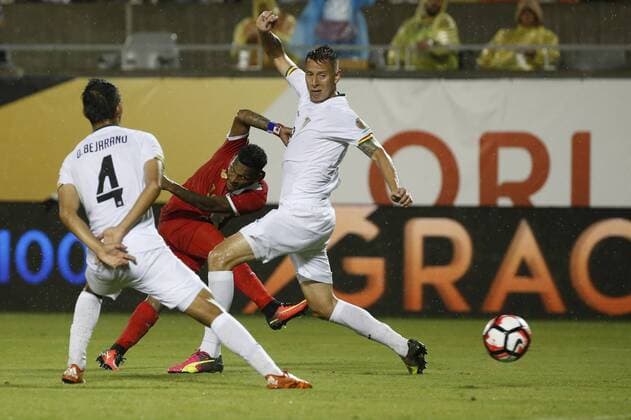 Panama s Ricardo Buitrago (C) fights for the ball with Bolivia s Diego Bejarano (L), during their Copa America Centenario 2016 match at the Camping World stadium in Orlando, Florida, USA, 06 june, 2016. BOLIVIA VS. PANAMA !ACHTUNG: NUR REDAKTIONELLE NUTZUNG!  FLO77 20160607-636008714827841751