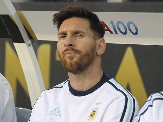 Argentina s Lionel Messi observes from the bench before the start of the match against Chile during the soccer game of Copa America Centenario between Argentina and Chile in Santa Clara, California, EEUU, 06 June 2016. Argentina vs Chile !ACHTUNG: NUR REDAKTIONELLE NUTZUNG!  MMD05 20160607-636008717454413751