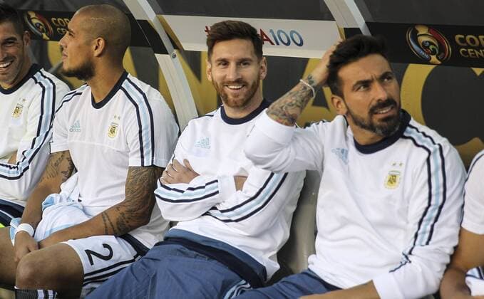 Argentina s Lionel Messi and Ezequiel Lavezzi observe from the bench before the start of the match against Chile of Copa America Centenario between Argentina and Chile in Santa Clara, California, EEUU, 06 June 2016. Argentina vs Chile !ACHTUNG: NUR REDAKTIONELLE NUTZUNG!  MMD05 20160607-636008718080441751