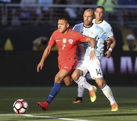 Argentina s Javier Mascherano (R) vies for the ball with Chilean Alexis Sanchez (L) during a game for the Copa America Centenario between Argentina and Chile in Santa Clara, California, EEUU, 06 June 2016. Argentina vs Chile !ACHTUNG: NUR REDAKTIONELLE NUTZUNG!  MMD05 20160607-636008719973813751