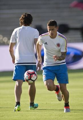 James Rodriguez (R) of the national team Nationalteam of Colombia participates in a training session at the Rose Bowl Stadium in Pasadena, US, 06 June 2016. The team is preparing for the Copa America Centenario 2016 game on Tuesday at the Rose Bowl stadium in Pasadena California. press conference PK Pressekonferenz of the coach of the National Team of Colombia !ACHTUNG: NUR REDAKTIONELLE NUTZUNG!  PAS03 20160607-636008722022860361
