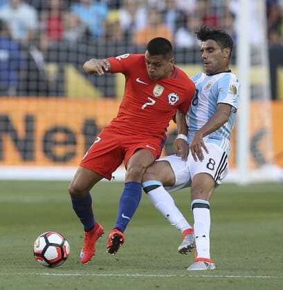 Argentinian Augusto Fernandez (R) vies for the ball with Chilean Alexis Sanchez (L) during a game for the Copa America Centenario between Argentina and Chile in Santa Clara, California, EEUU, 06 June 2016. Argentina vs Chile !ACHTUNG: NUR REDAKTIONELLE NUTZUNG!  MMD05 20160607-636008724612845496