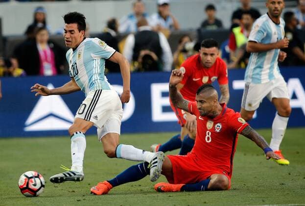 Argentina s Nicolas Gaitan (L) receives a fault by Chilean Arturo Vidal (R) during a game for the Copa America Centenario between Argentina and Chile in Santa Clara, California, EEUU, 06 June 2016. EFE Juan Carlos Cardenas Argentina vs Chile !ACHTUNG: NUR REDAKTIONELLE NUTZUNG!  MMD05 20160607-636008725303916636