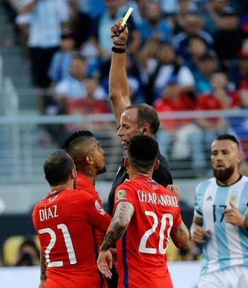Uruguayan referee Daniel Fedorczuk (C) shows the yellow card to Chilean Arturo Vidal (L) during a game for the Copa America Centenario between Argentina and Chile in Santa Clara, California, EEUU, 06 June 2016. EFE Juan Carlos Cardenas Argentina vs Chile !ACHTUNG: NUR REDAKTIONELLE NUTZUNG!  MMD05 20160607-636008725992803804
