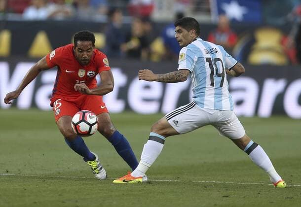 Argentinian Ever Banega (R) vies for the ball with Chilean Jean Beasejour (L) during a game for the Copa America Centenario between Argentina and Chile in Santa Clara, California, EEUU, 06 June 2016. Argentina vs Chile !ACHTUNG: NUR REDAKTIONELLE NUTZUNG!  MMD05 20160607-636008726678727010