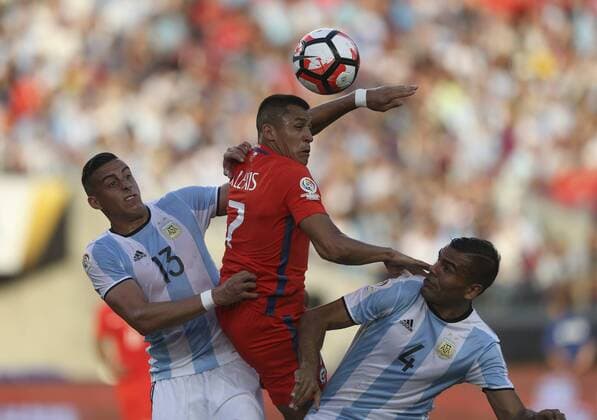 Chilean Alexis Sanchez (C) vies for the ball with Argentinian Ramiro Funes Mori (L) and Gabriel Mercado (L) during a game for the Copa America Centenario between Argentina and Chile at the Levi s Stadium, in Santa Clara, California, EEUU, 06 June 2016. Argentina vs Chile !ACHTUNG: NUR REDAKTIONELLE NUTZUNG!  MMD05 20160607-636008728624808597