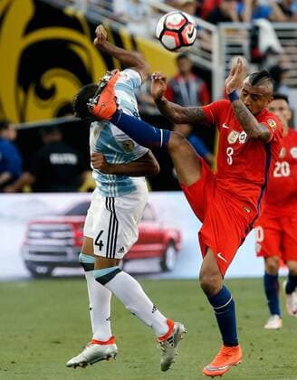 Chilean Arturo Vidal (R) vies for the ball with Argentinian Gabriel Mercado (L) during a game for the Copa America Centenario between Argentina and Chile at the Levi s Stadium, in Santa Clara, California, EEUU, 06 June 2016. Argentina vs Chile !ACHTUNG: NUR REDAKTIONELLE NUTZUNG!  MMD05 20160607-636008729900412420