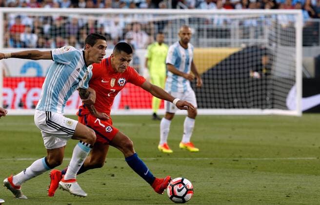 Chilean Alexis Sanchez (R) vies for the ball with Argentinian Angel Di Maria (L) during a game for the Copa America Centenario between Argentina and Chile at the Levi s Stadium, in Santa Clara, California, EEUU, 06 June 2016. Argentina vs Chile !ACHTUNG: NUR REDAKTIONELLE NUTZUNG!  MMD05 20160607-636008730523316427