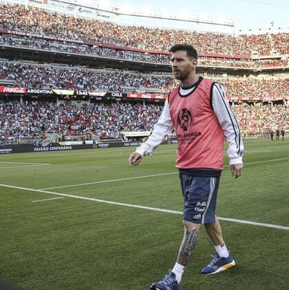 Argentinian soccer player Lionel Messi leaves the picth at the end of the first half during a game for the Copa America Centenario between Argentina and Chile at the Levi s Stadium, in Santa Clara, California, EEUU, 06 June 2016. Argentina vs Chile !ACHTUNG: NUR REDAKTIONELLE NUTZUNG!  MMD05 20160607-636008741999767903
