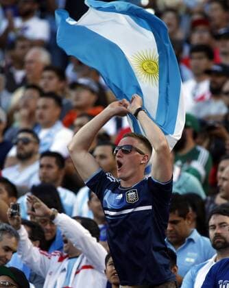 Fans cheer for their teams before the start of the match between Chile and Argentina during the soccer game of Copa America Centenario in Santa Clara, California, USA, 06 June 2016. Argentina vs Chile !ACHTUNG: NUR REDAKTIONELLE NUTZUNG!  MMD05 20160607-636008742641707903
