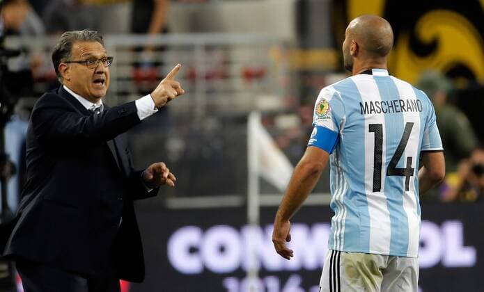 Argentina s head coach Gerardo Martino (L) gives instructions to Javier Mascherano (R) during a game for the Copa America Centenario between Argentina and Chile at the Levi s Stadium, in Santa Clara, California, EEUU, 06 June 2016. Argentina vs Chile !ACHTUNG: NUR REDAKTIONELLE NUTZUNG!  MMD05 20160607-636008749667167903