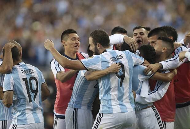 Argentinian players celebrate after scoring the second goal during a game for the Copa America Centenario between Argentina and Chile at the Levi s Stadium, in Santa Clara, California, EEUU, 06 June 2016. Argentina vs Chile !ACHTUNG: NUR REDAKTIONELLE NUTZUNG!  MMD05 20160607-636008750935291903