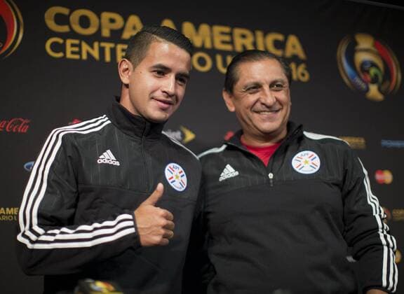 Derlis Gonzalez (L) and coach Ramon Diaz of the national team Nationalteam of Paraguay, during a press conference PK Pressekonferenz at the Rose Bowl Stadium in Pasadena California on Monday June 6, 2016. The team is preparing for the Copa America Centenario 2016 game on Tuesday at the Rose Bowl stadium in Pasadena California. EFE JAVIER ROJAS PRESS CONFERENCE OF PARAGUAY NATIONAL SOCCER TEAM !ACHTUNG: NUR REDAKTIONELLE NUTZUNG!  PAS16 20160607-636008756284843903