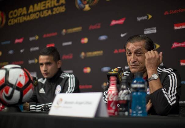 Derlis Gonzalez (L) and coach Ramon Diaz of the national team Nationalteam of Paraguay, during a press conference PK Pressekonferenz at the Rose Bowl Stadium in Pasadena California on Monday June 6, 2016. The team is preparing for the Copa America Centenario 2016 game on Tuesday at the Rose Bowl stadium in Pasadena California. EFE JAVIER ROJAS PRESS CONFERENCE OF PARAGUAY NATIONAL SOCCER TEAM !ACHTUNG: NUR REDAKTIONELLE NUTZUNG!  PAS15 20160607-636008756943787903