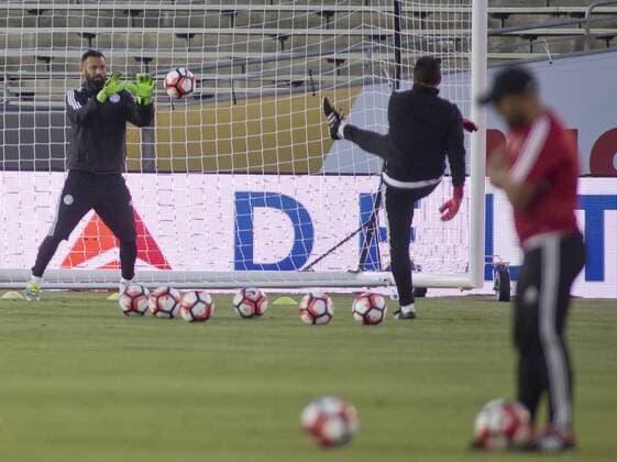 Diego Barreto (L) goalkepper of the national team Nationalteam of Paraguay in action during their practice at the Rose Bowl Stadium in Pasadena, US, on 06 June 2016. The team is preparing for the Copa America Centenario 2016 game on Tuesday at the Rose Bowl stadium in Pasadena California. Paraguay pratices at the Rose Bowl stadium !ACHTUNG: NUR REDAKTIONELLE NUTZUNG!  PAS301 20160607-636008762172947648