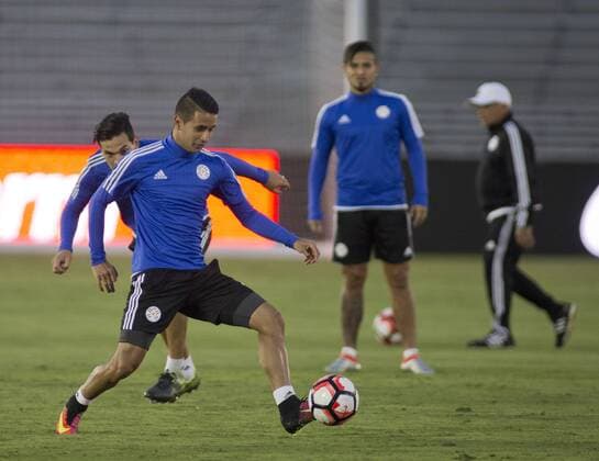 Derlis Gonzalez (front) of the national team Nationalteam of Paraguay in action during their practice at the Rose Bowl Stadium in Pasadena, US, on 06 June 2016. The team is preparing for the Copa America Centenario 2016 game on Tuesday at the Rose Bowl stadium in Pasadena California. Paraguay pratices at the Rose Bowl stadium !ACHTUNG: NUR REDAKTIONELLE NUTZUNG!  PAS301 20160607-636008762186051480
