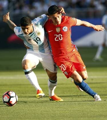 Argentina player Ever Banega (L) and Chile player Charles Aranguiz (R) fight for the ball in the first half during the soccer game of Copa America Centenario between Argentina and Chile in Santa Clara, California, EEUU, 06 June 2016. Argentina vs Chile !ACHTUNG: NUR REDAKTIONELLE NUTZUNG!  MMD05 20160607-636008764080809286