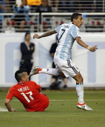 Argentina player Angel Di Maria (L) watches the ball go in the goal for the first goal of the game as Chile player Gary Medel (R) looks on in the second half during the soccer game of Copa America Centenario between Argentina and Chile in Santa Clara, California, EEUU, 06 June 2016. Argentina beat Chile 2-1. Argentina vs Chile !ACHTUNG: NUR REDAKTIONELLE NUTZUNG!  MMD05 20160607-636008775608585286