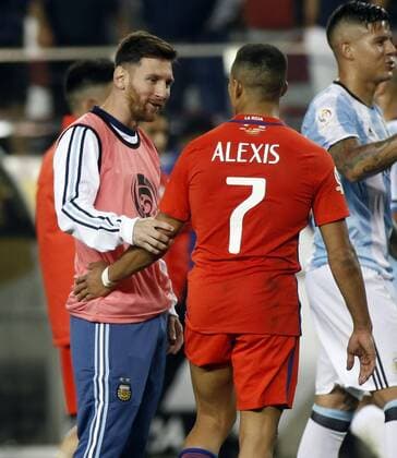 Argentina player Lionel Messi (L) talks with Chile player Alexis Sanchez (R) after the match during the soccer game of Copa America Centenario between Argentina and Chile in Santa Clara, California, EEUU, 06 June 2016. Argentina beat Chile 2-1. EFE MONICA M. DAVEY Argentina vs. Chile !ACHTUNG: NUR REDAKTIONELLE NUTZUNG!  MMD350 20160607-636008803154754012