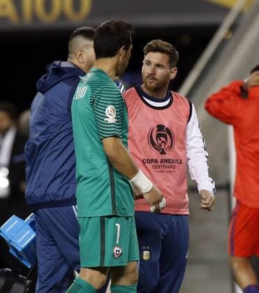 Argentina player Lionel Messi (R) talks with Chile player Claudio Bravo (L) after the match during the soccer game of Copa America Centenario between Argentina and Chile in Santa Clara, California, EEUU, 06 June 2016. Argentina beat Chile 2-1. EFE MONICA M. DAVEY Argentina vs. Chile !ACHTUNG: NUR REDAKTIONELLE NUTZUNG!  MMD350 20160607-636008803795134012