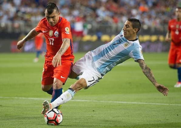 Argentina s Angel Di Maria (R) vies with Chile s Gary Medel during their Copa America Centenario Group D match at the Levi s Stadium in Santa Clara, California, the United States, June 6, 2016. Argentina won by 2-1. Yang Lei) (SP)U.S.-SANTA CLARA-COPA AMERICA-GROUP D-ARG VS CHL YangxLeixfromxChongqing 