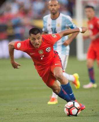 Chile s Alexis Sanchez breaks through during the Copa America Centenario Group D match between Argentina and Chile at the Levi s Stadium in Santa Clara, California, the United States, June 6, 2016. Argentina won by 2-1. Yang Lei) (SP)U.S.-SANTA CLARA-COPA AMERICA-GROUP D-ARG VS CHL YangxLeixfromxChongqing 