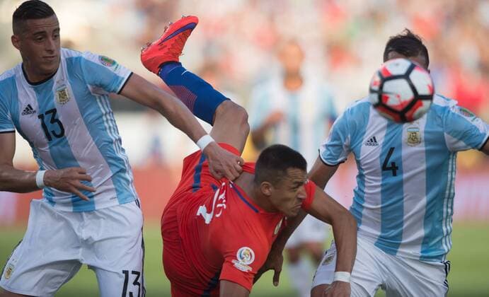 Chile s Alexis Sanchez (C) vies for the ball during the Copa America Centenario Group D match between Argentina and Chile at the Levi s Stadium in Santa Clara, California, the United States, June 6, 2016. Argentina won by 2-1. Yang Lei) (SP)U.S.-SANTA CLARA-COPA AMERICA-GROUP D-ARG VS CHL YangxLeixfromxChongqing 