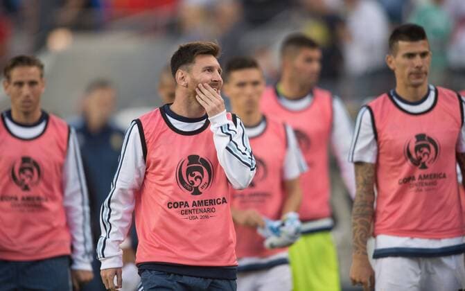 Argentina s Lionel Messi (front) leaves the court after the first half of the Copa America Centenario Group D match between Argentina and Chile at the Levi s Stadium in Santa Clara, California, the United States, June 6, 2016. Argentina won by 2-1. Yang Lei) (SP)U.S.-SANTA CLARA-COPA AMERICA-GROUP D-ARG VS CHL YangxLeixfromxChongqing 