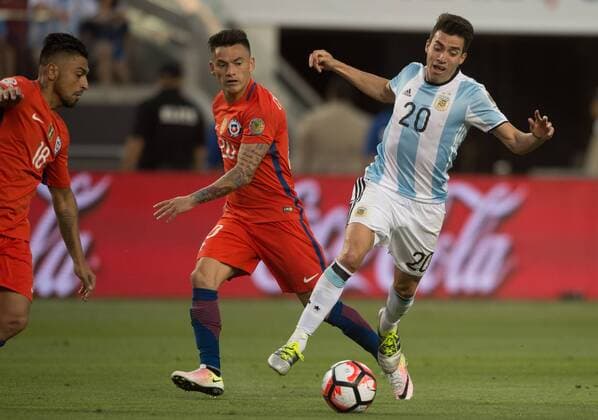 Argentina s Nicolas Gaitan (R) vies for the ball during the Copa America Centenario Group D match between Argentina and Chile at the Levi s Stadium in Santa Clara, California, the United States, June 6, 2016. Argentina won by 2-1. Yang Lei) (SP)U.S.-SANTA CLARA-COPA AMERICA-GROUP D-ARG VS CHL YangxLeixfromxChongqing 