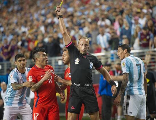 Uruguayan referee Daniel Fedorzuck (2nd R) gives yellow card to Chile s Gary Medel (2nd L) and Argentina s Angel Di Maria (1st R) during the Copa America Centenario Group D match at the Levi s Stadium in Santa Clara, California, the United States, June 6, 2016. Argentina won by 2-1. Yang Lei) (SP)U.S.-SANTA CLARA-COPA AMERICA-GROUP D-ARG VS CHL YangxLeixfromxChongqing 